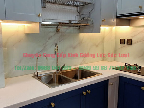 báo giá kính ốp bếp vân đá
