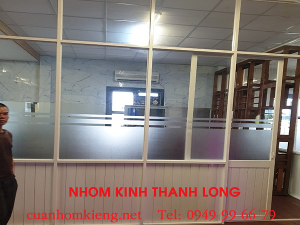 vach-ngan-nhom-kinh-hcm