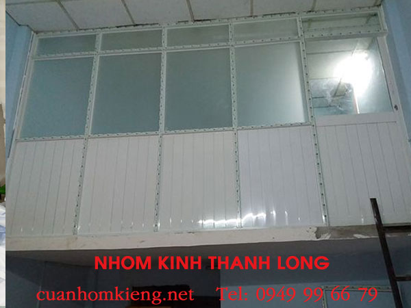 vach-ngan-nhom-kinh-hcm