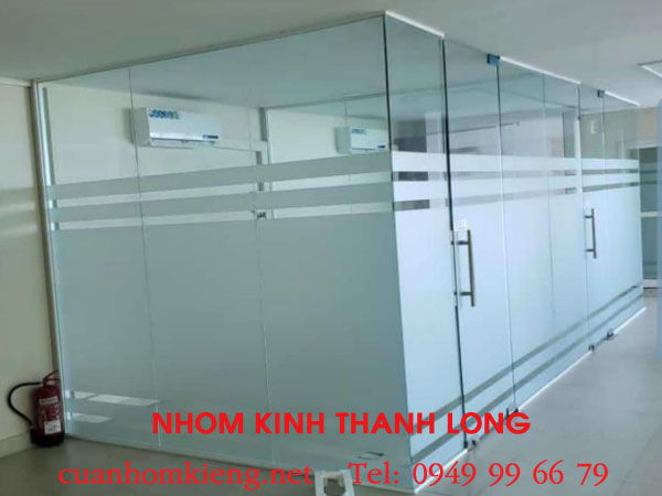 vach-ngan-nhom-kinh-mo