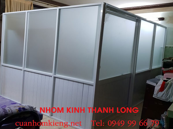 vach-ngan-nhom-kinh-mo