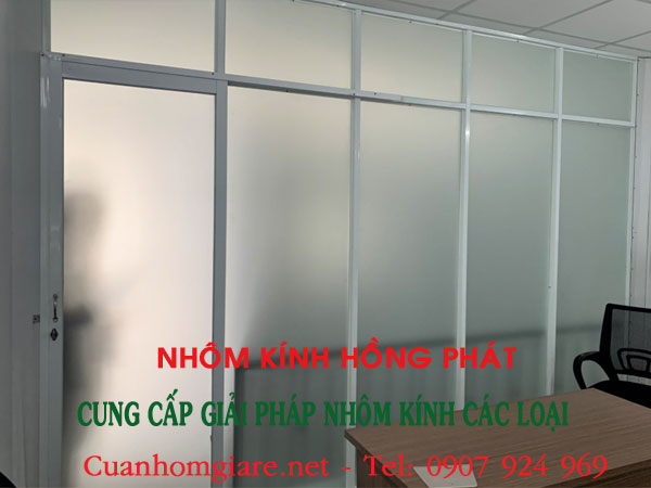 vach-nhom-kinh-ngan-phong